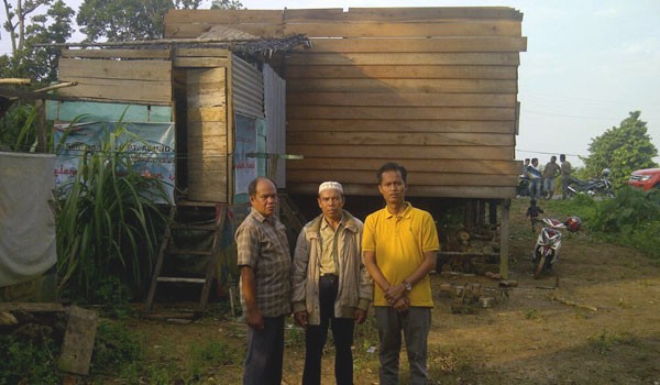 Rumah yang jadi korban angin kencang dan pemiliknya Zainal beserta Camat Marosebo